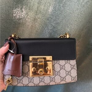 Gucci Padlock Small GG Shoulder Bag in beige GG Supreme canvas and black leather